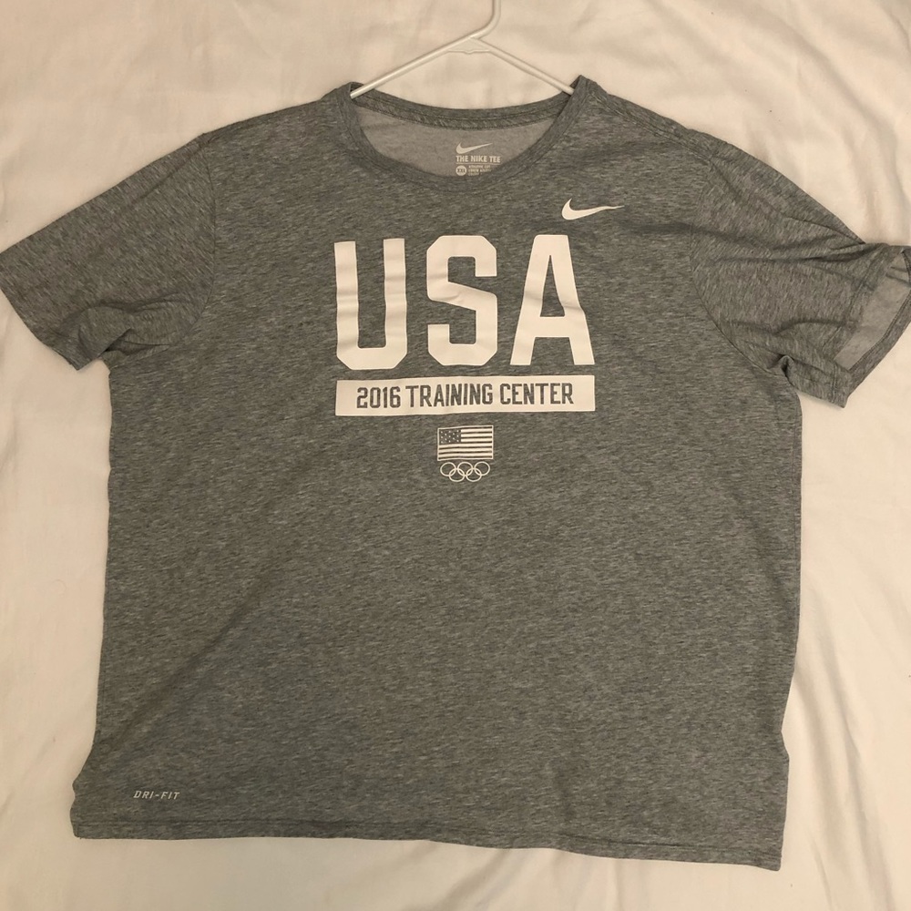 Men's gray Nike dry fit tshirt